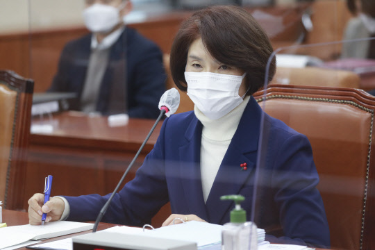 한정애 환경부 장관. 사진은 20일 당시 한 후보자가 국회 환경노동위원회에서 열린 인사청문회에서 질의에 답변하는 모습. 연합뉴스.